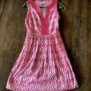 Patterned pink and white fabric textured on collar